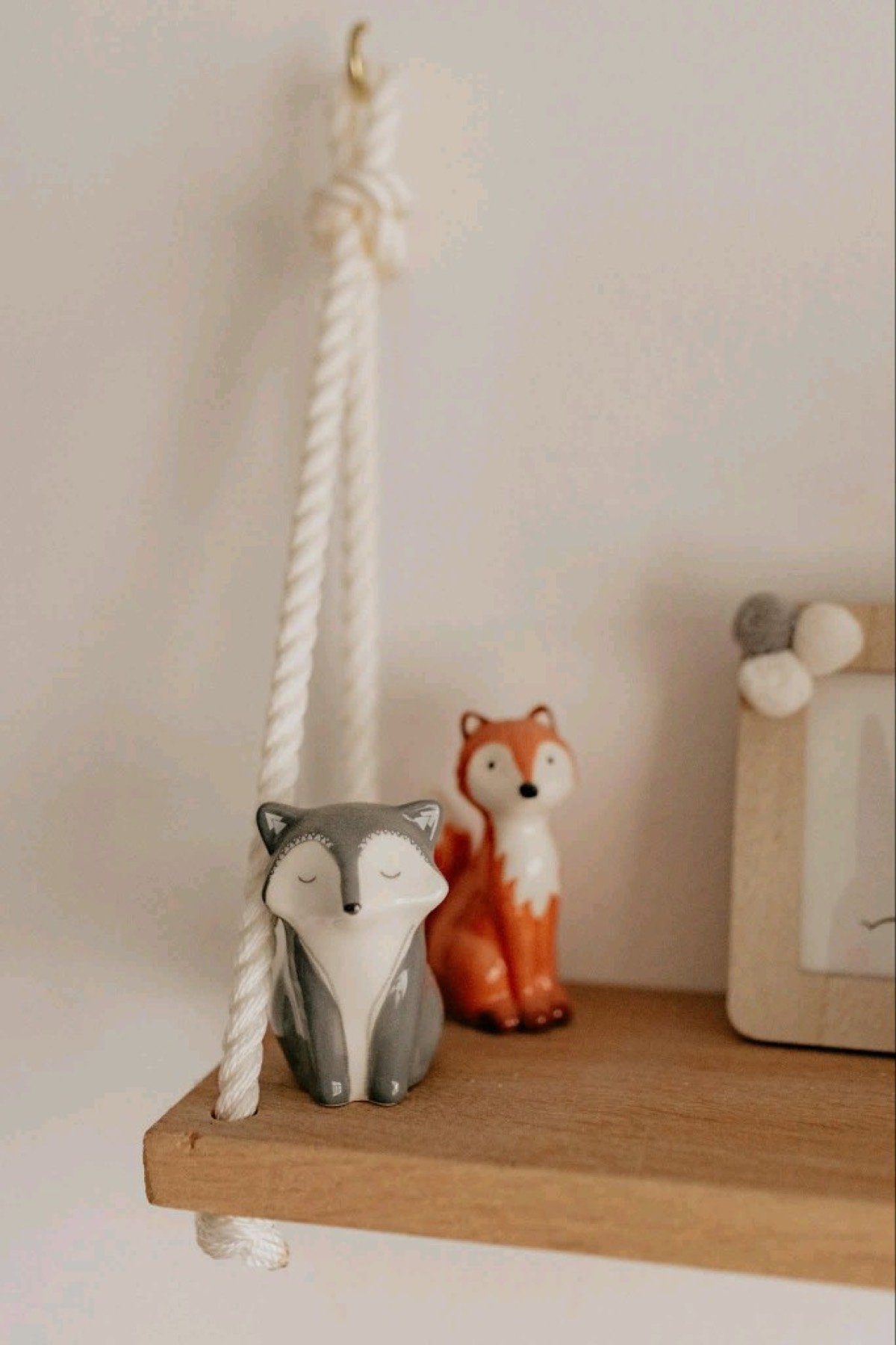 Étagère décorée de figurines renards